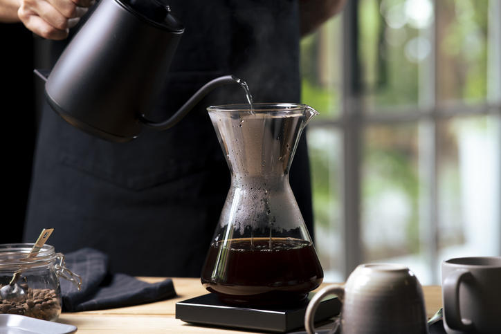 黒いポットでお湯を注ぎ、コーヒを淹れている。