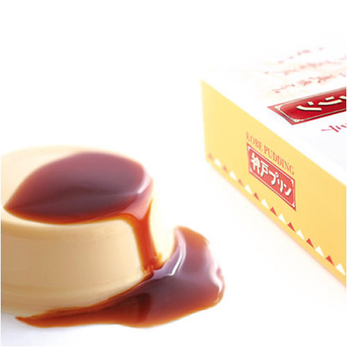 カラメルソースがかかったプリンの横に、プリンの箱が置かれている。