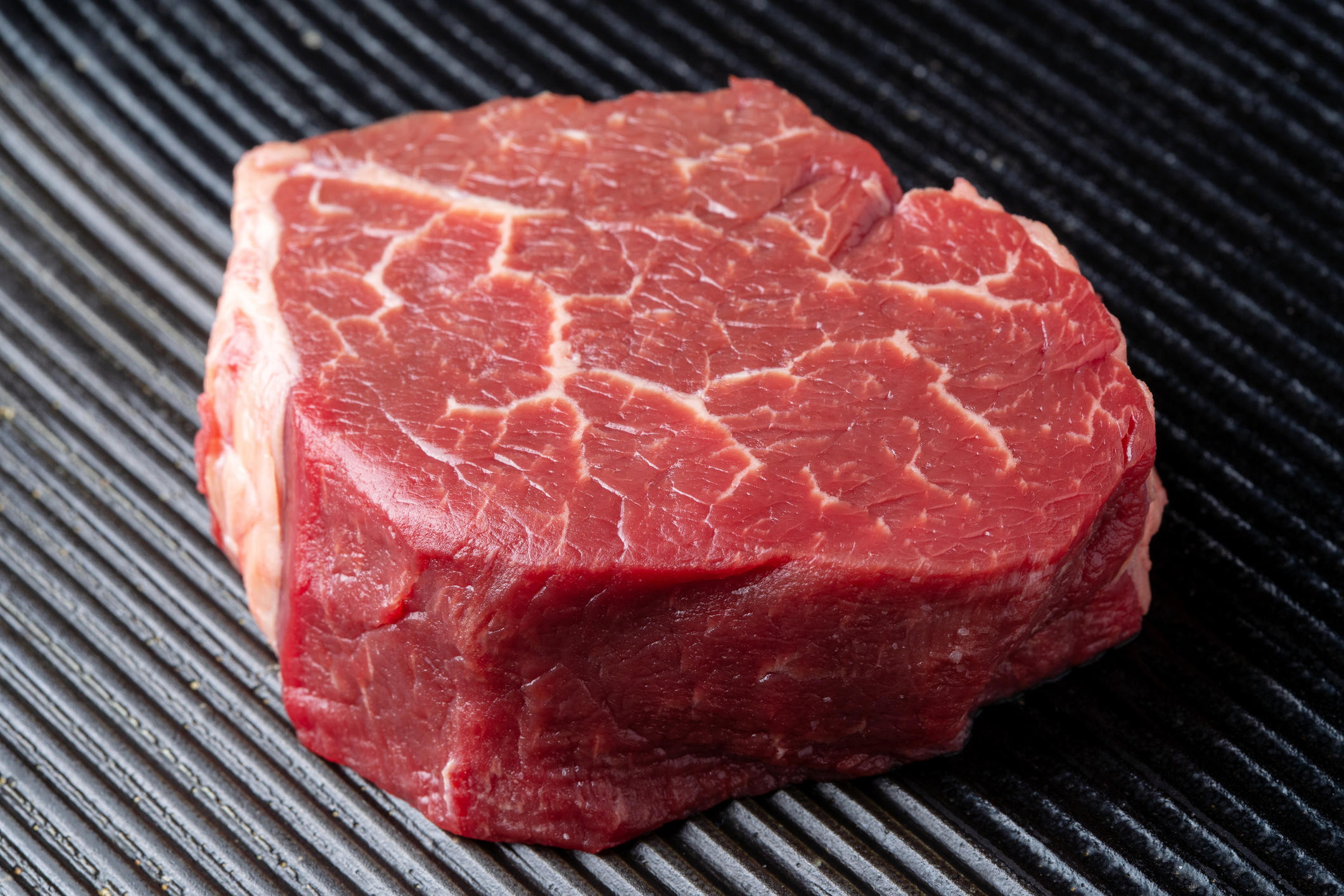 シャトーブリアンのステーキ肉を鉄板にのせた様子