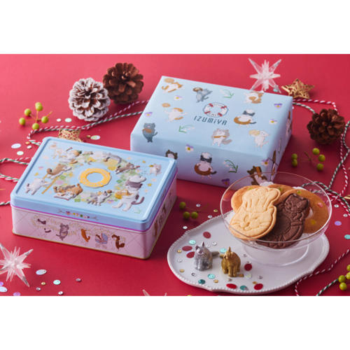 ねこ缶のパッケージとクッキーが置かれている