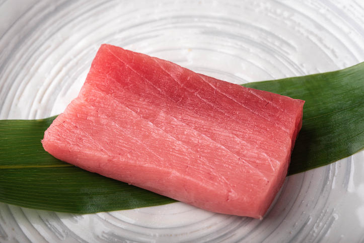 和皿に置かれたマグロのサク