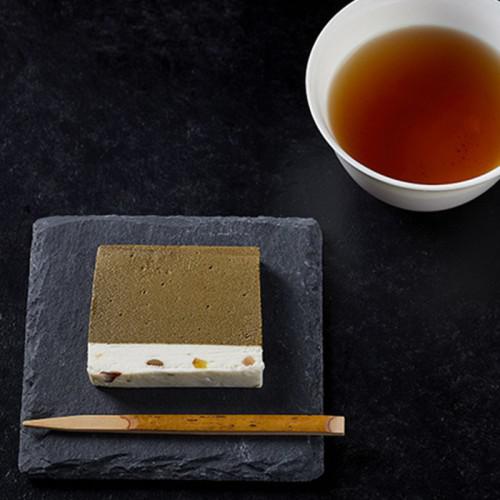 黒い四角い皿に盛られた山本山のほうじ茶テリーヌと白いカップに入ったほうじ茶