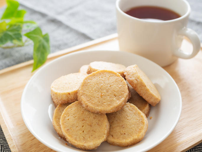 白い丸皿に盛られたプレーンクッキー