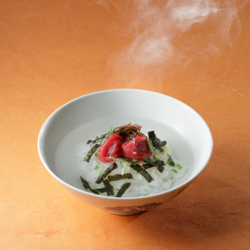 白い茶碗に入った京都吉兆の「梅干茶漬」