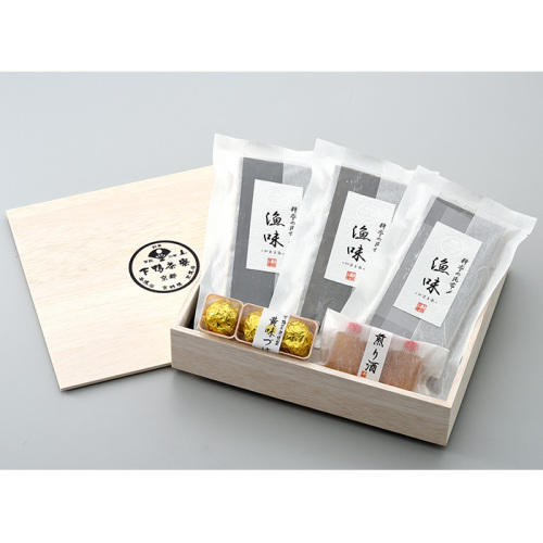 木箱に漁味・黄身づけ・煎り酒が詰め合わせになっている