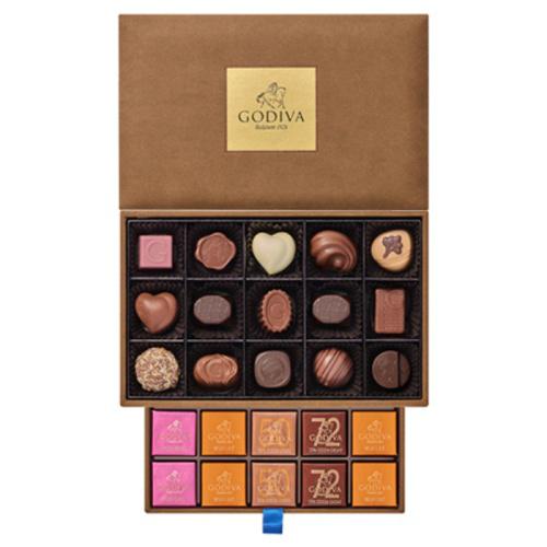 2段重ねの茶色いギフトボックスに「ゴディバ」のチョコレートが詰め合わせになっている様子