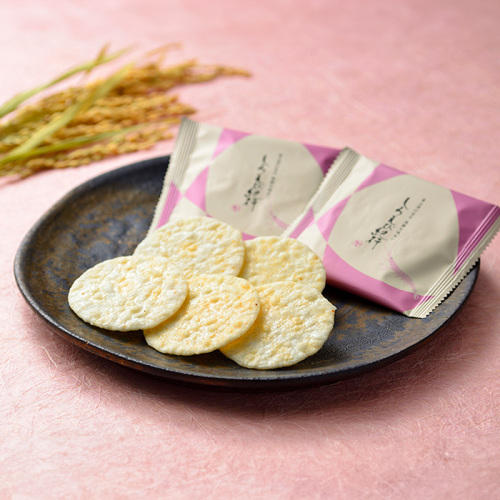 しろえび紀行が数枚、パッケージと一緒に器に盛られている