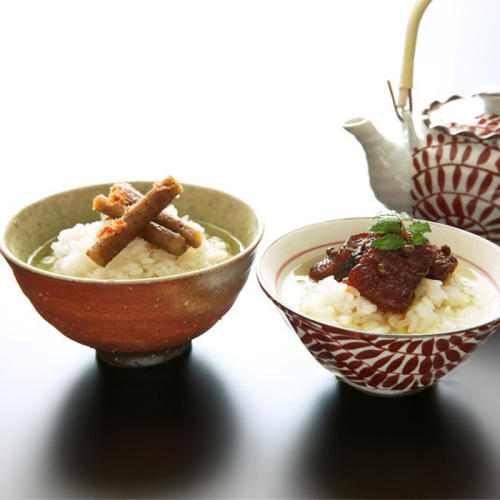 赤い茶碗に入った近江今津 西友の「西友のお茶漬詰合せ」