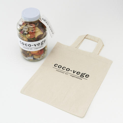 野菜チップスが入ったボトルとエゴバックが置かれている