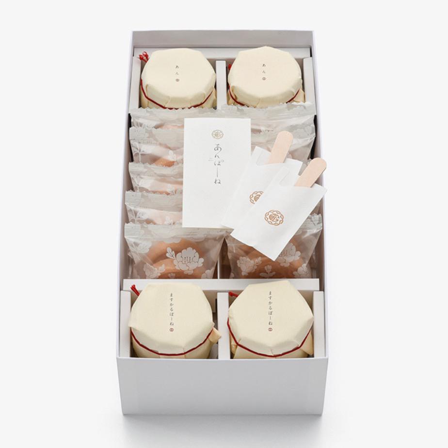 白い化粧箱に入った瓶入りのあんこやチーズと最中皮