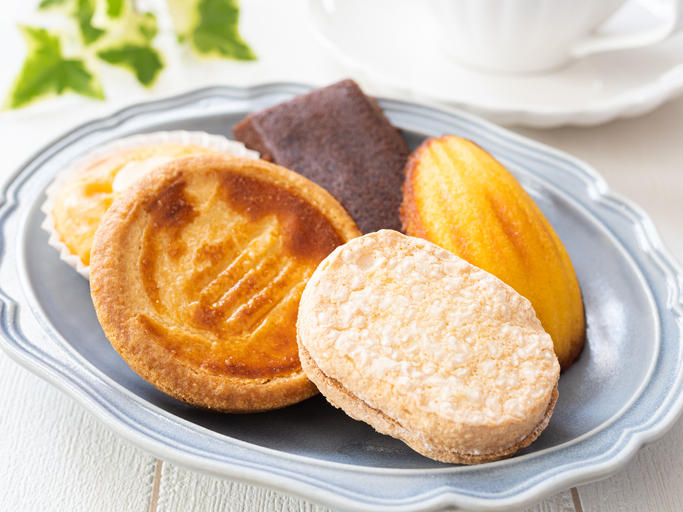 グレーの皿にのった複数種類の焼き菓子