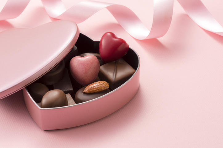 ピンクのギフトボックスに入っているチョコレート
