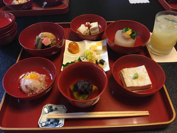 植物性の食材のみを使った精進料理の御膳