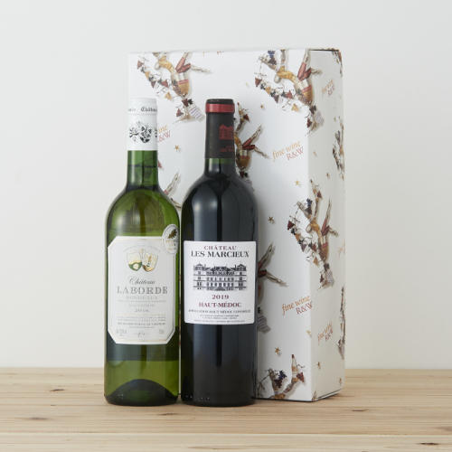 木製テーブルに置かれたギフトボックスとボックスの前に並んだ瓶入りの赤ワインと白ワイン