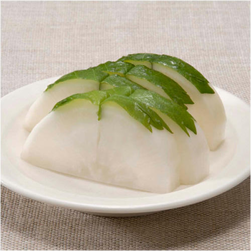 白い皿にのった京つけもの もりの「青しそ大根」