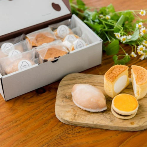 レモンケーキ詰め合わせセットAのパッケージと中身が置かれている