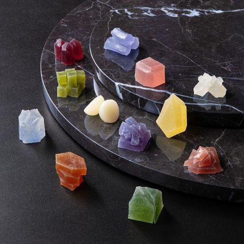 誕生石をイメージして作られた12種類の琥珀糖が、黒い台の上に並んでいる