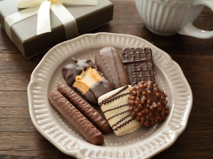 お皿に盛られたチョコレートコーティングクッキー