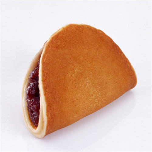 小倉餡を包んだ半月型のどら焼き