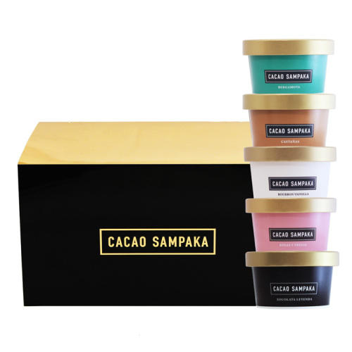「カカオサンパカ」の「アイスギフト 5個入」のスタイリッシュなパッケージとカップ