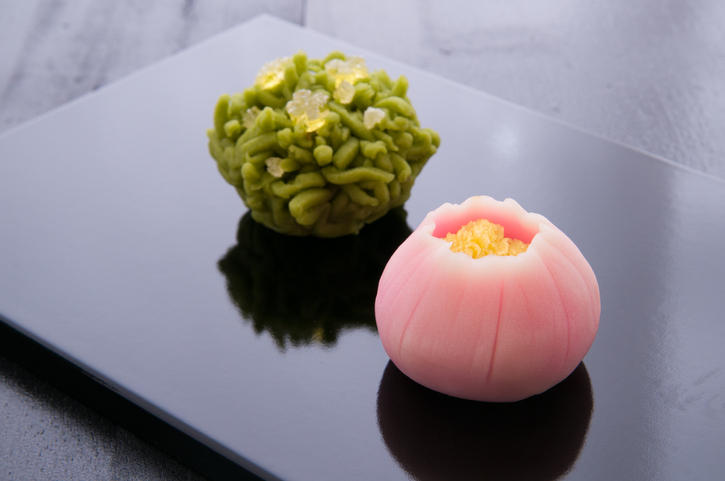 2種の和菓子が並んでいる様子