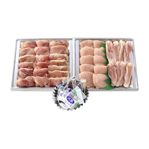 3部位の鶏肉がのった銀色のプレートが置かれている。