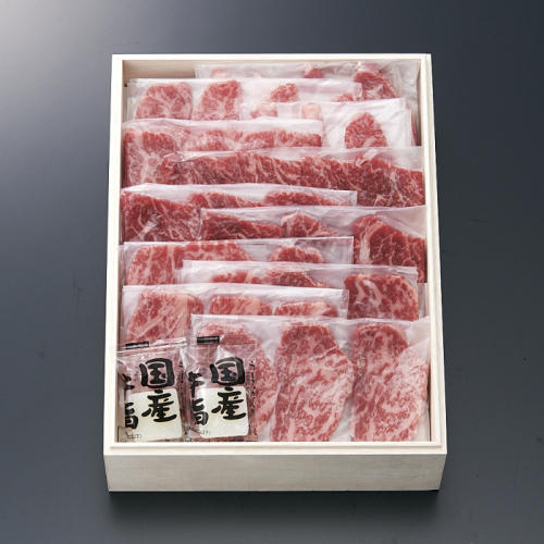 白い木箱の中のさまざまな部位の牛肉