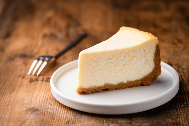 白い皿にのった、カットしたチーズケーキ