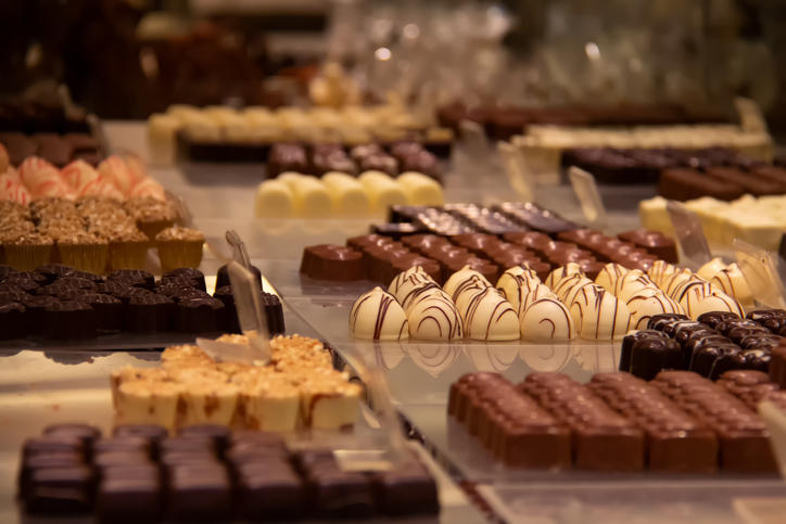 ショーケースに並べられたさまざまな色や形のチョコレート