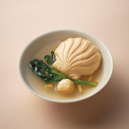 白い器に、菜の花、ゆず皮、貝形のお吸い物が入っている。