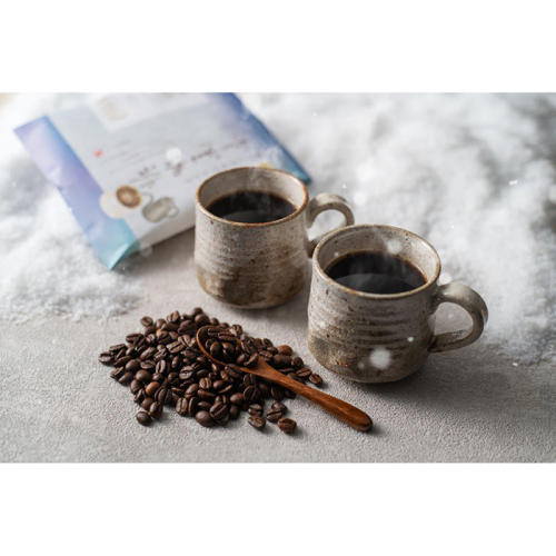 ベージュのカップに入った鈴木コーヒーの「雪室珈琲 PREMIUM ICE&DRIP」