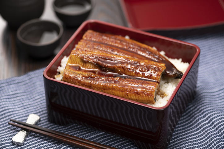 黒いお重に入れられたうな丼