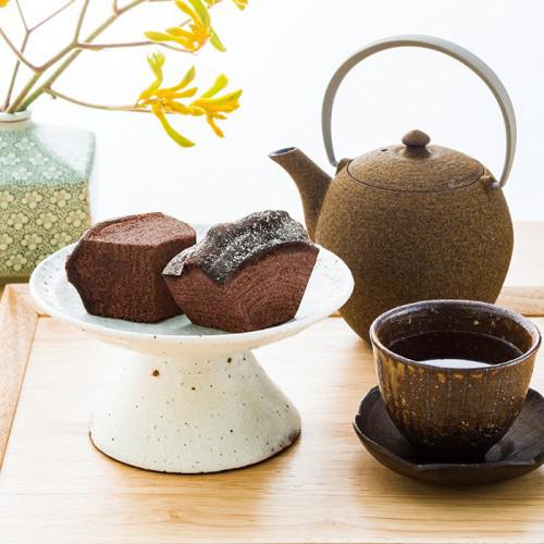 白いコンポート皿に盛り付けたカットしたほうじ茶バウムクーヘン