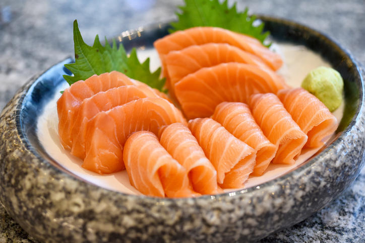 皿に盛り付けられたサーモンの刺身