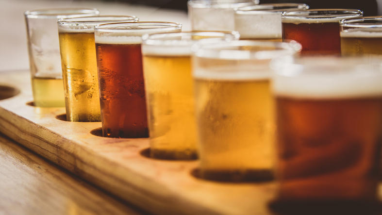 サンプラーに並べられたさまざまなビール