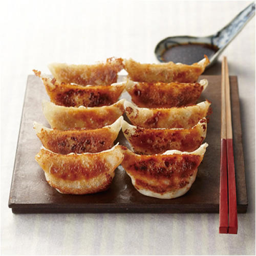 ブラウンの皿にのった大阪王の「極旨餃子 3箱セット(ミニラー油付き)」