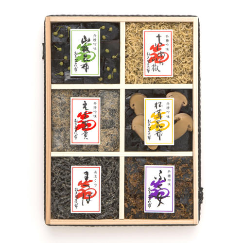 木箱にちりめん山椒や松茸昆布などが詰め合わせになっている