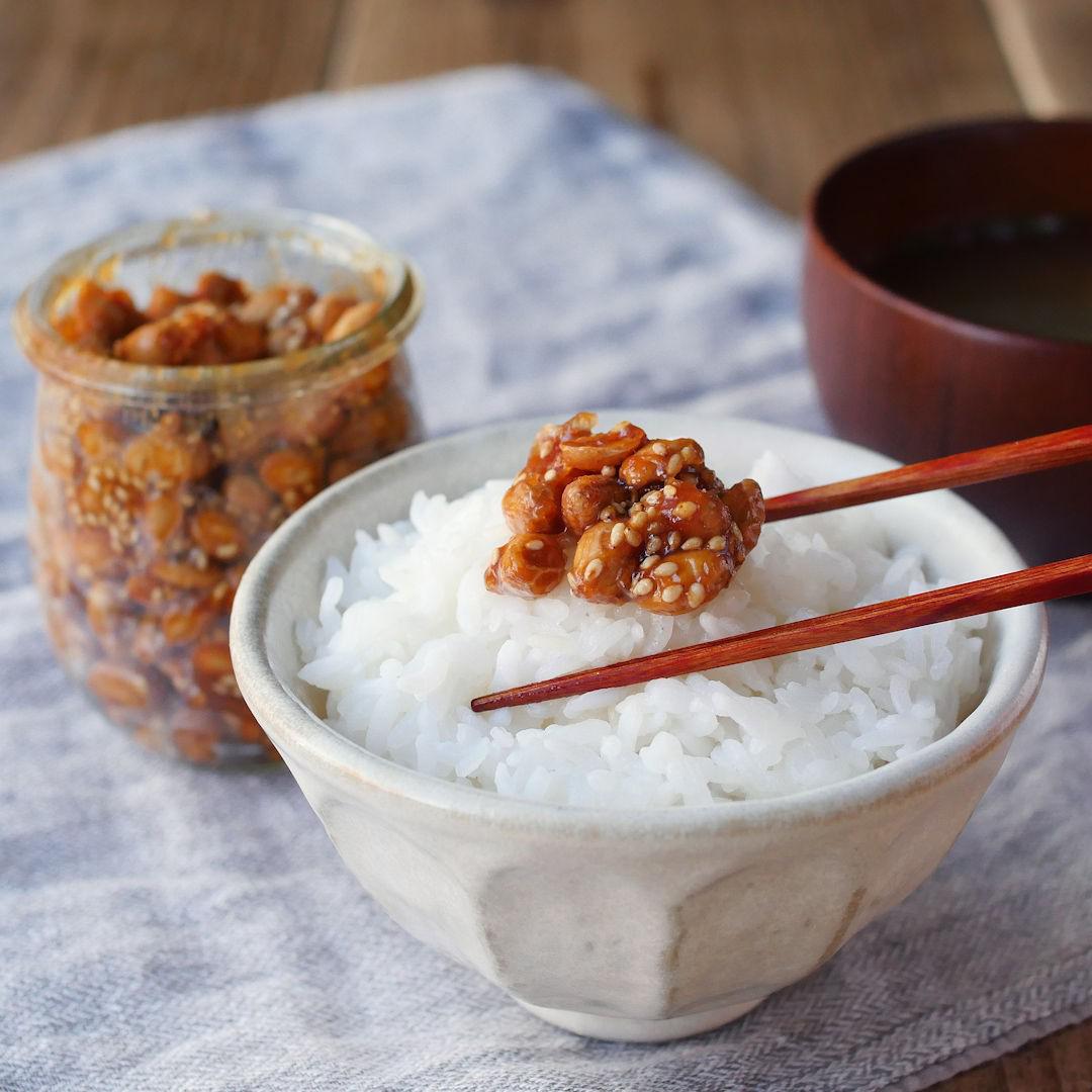 ご飯のうえにのった福豆味噌