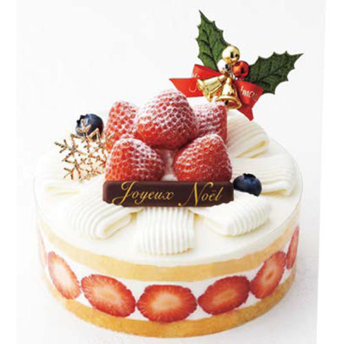 まわりにもいちごが飾られたホールサイズのショートケーキ。