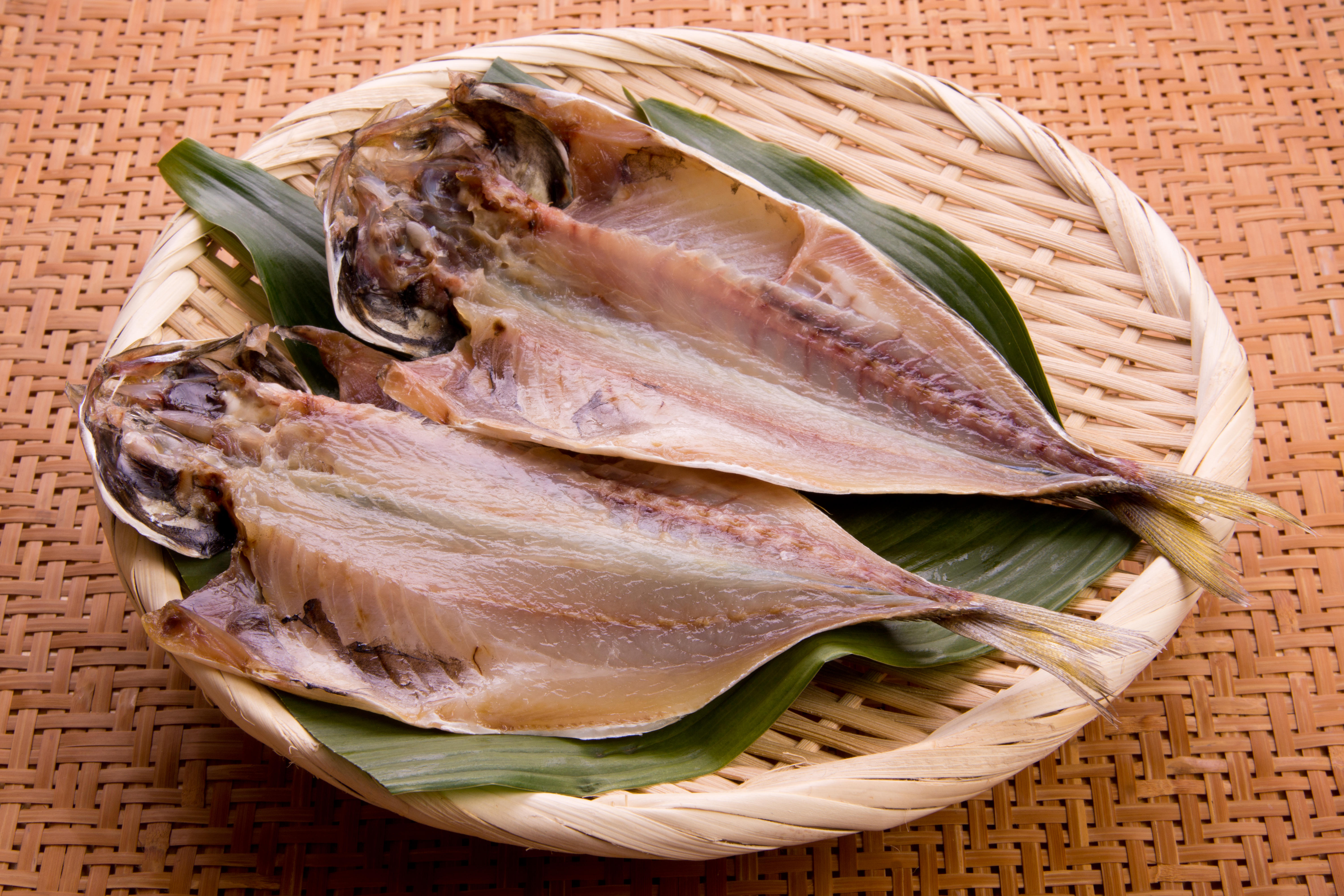 かごの上にのった干物
