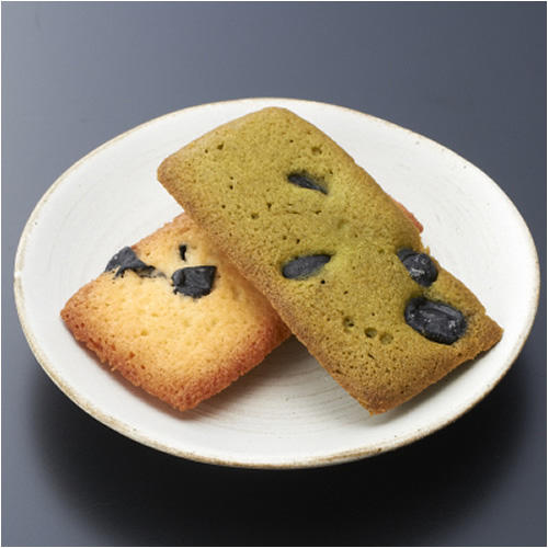 白い皿にのった2種類の丹波黒豆フィナンシェ