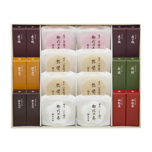 白い箱に入ったとらやの羊羹と最中