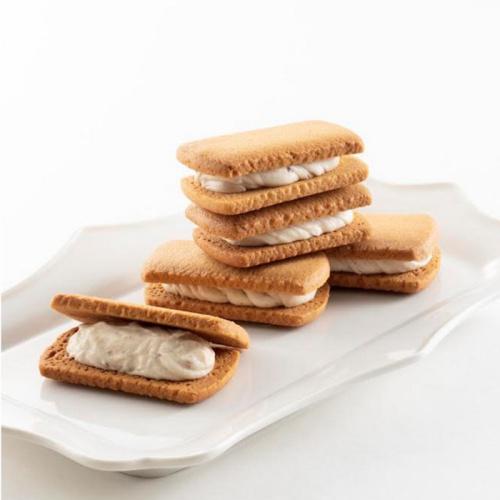 白い皿に盛られた弘乳舎トーキョーの栗バターサンド