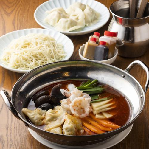 シルバーの鍋に入った楽仙樓の「火鍋の素(2人前)」