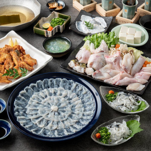 ふぐ刺し・湯引き・ふぐの唐揚げ・ふぐの切り身・豆腐などが、ずらりと並べられている