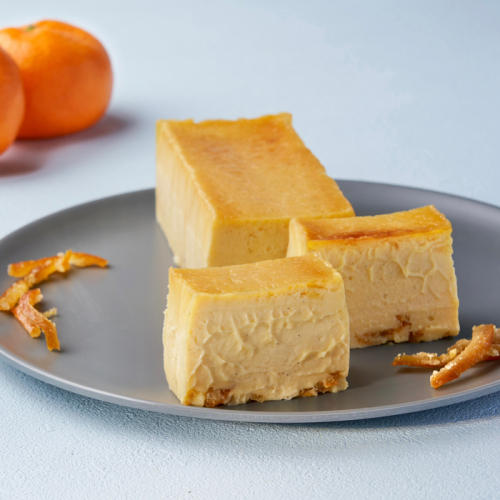 お皿に盛り付けたアンドケーキの「チーズケーキ 三ヶ日みかん」