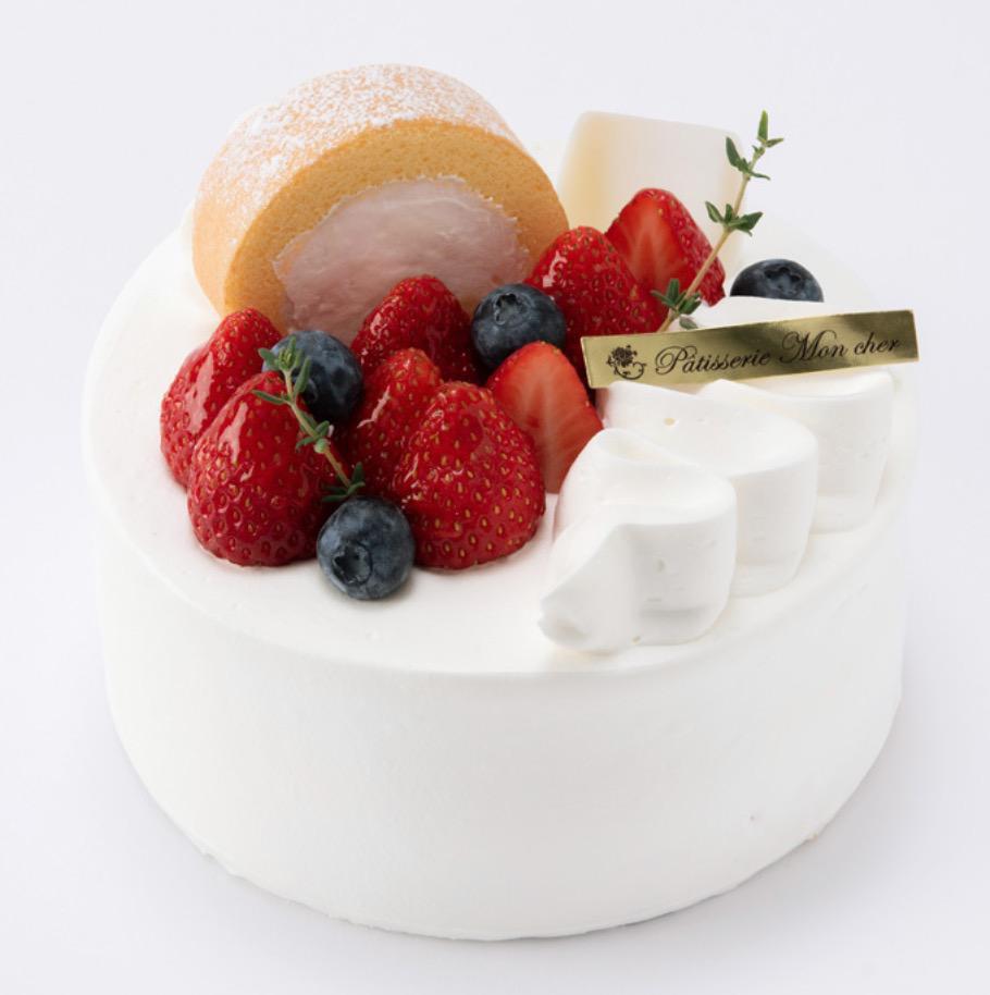 ロールケーキやいちごがトッピングされたホールケーキ