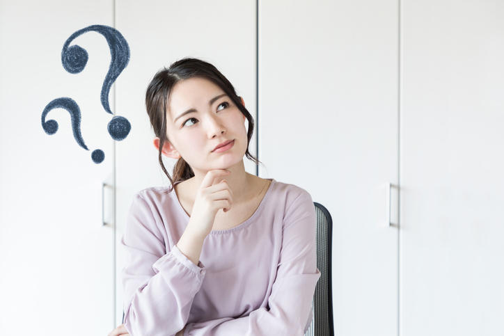 考え事をしている女性。