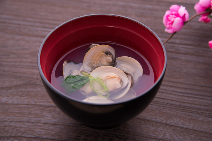 お椀にそそがれたはまぐりのお吸い物