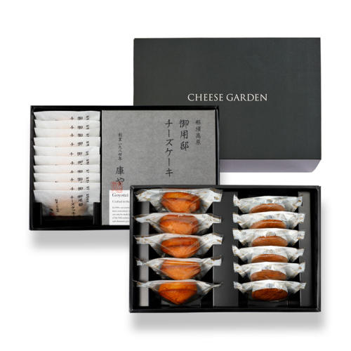 黒い2段重に、「チーズガーデン」の「御用邸チーズケーキ」「御用邸チーズクッキー」「フィナンシェ」「ガレットチーズ」が詰め合わせになっている様子